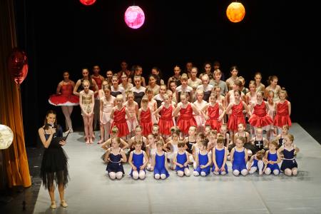 Plesalka v vlogi napovedovalke Živa Kranjc, foto T.Šubic